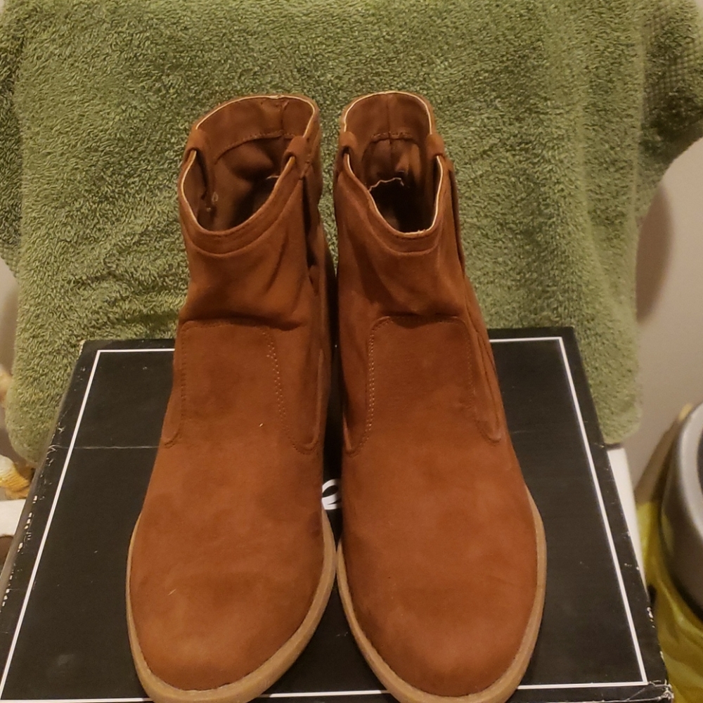 Boots - Picture 3 of 6